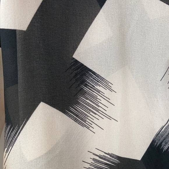 Geometric Blouse - Picture 2 of 3